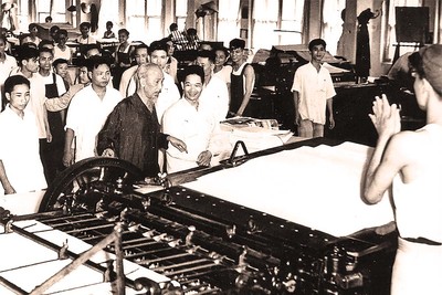 Chủ tịch Hồ Chí Minh thăm Nhà máy in Tiến Bộ, Hà Nội ảnh: ttxvn 