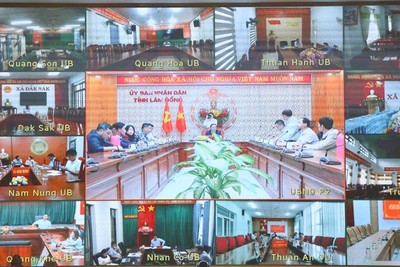 Cuộc họp được kết nối trực tuyến đến các xã, phường. Ảnh: Hạ Chúc 