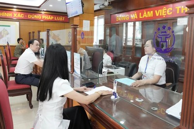 Người dân thực hiện thủ tục hành chính.