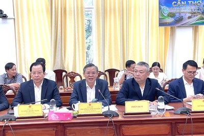 Chủ tịch UBND TP. Cần Thơ Trương Cảnh Tuyên (thứ 2 từ trái sang, hàng đầu) phát biểu tại buổi làm việc