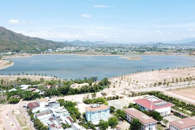 Dự án Khu đô thị - du lịch - văn hóa - thể thao hồ Phú Hòa hiện vẫn đang thực hiện công tác giải phóng mặt bằng, xử lý tuyến điện 110kV, chuyển đổi mục đích sử dụng rừng...