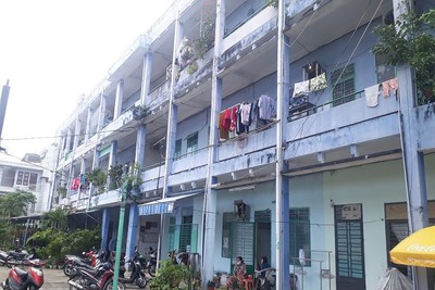 Khu chung cư Lâm đặc sản Hòa Cường đã xuống cấp nghiêm trọng, cần phải giải tỏa, di dời các hộ dân. Ảnh: Hoàng Anh