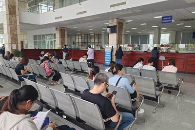 Người dân và doanh nghiệp làm thủ tục thuế tại trụ sở Thuế TP.HCM