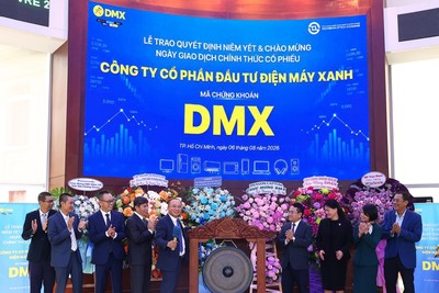 CEO Đoàn Văn Hiểu Em thực hiện nghi thức đánh cồng chào sàn HoSE tại thời điểm 9h00 ngày 06/08, đánh dấu thời điểm cổ phiếu DMX chính thức lên sàn giao dịch