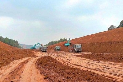 Thi công cao tốc Quy Nhơn - Pleiku (Ảnh: Vĩnh Yên). 
