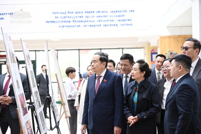 Chủ tịch Quốc hội Trần Thanh Mẫn và Phu nhân thăm Trường liên cấp số 14 mang tên Chủ tịch Hồ Chí Minh ở Mông Cổ. Ảnh: Dương Dung/QH.