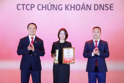 Bà Nguyễn Thị Tuyến, Giám đốc vận hành DNSE nhận vinh danh Top 10 công ty chứng khoán tư nhân và Top 15 công ty chứng khoán nộp ngân sách lớn nhất Việt Nam