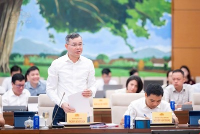 Bộ trưởng Bộ Tài chính Ngô Văn Tuấn trình bày tờ trình dự án luật - Ảnh: QH. 