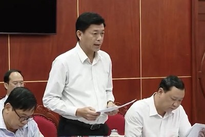 Ông Trần Công Khanh - Phó Giám đốc Sở Tài chính báo cáo tại Cuộc họp tổ chức rà soát kịch bản tăng trưởng quý IV/2026 của UBND tỉnh Cà Mau.