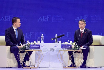 Thủ tướng Chính phủ Lê Minh Hưng đối thoại với ông Stephan Mergenthaler, Giám đốc điều hành Diễn đàn Kinh tế Thế giới (WEF) về chủ đề “Định vị Việt Nam trong tương lai toàn cầu”.