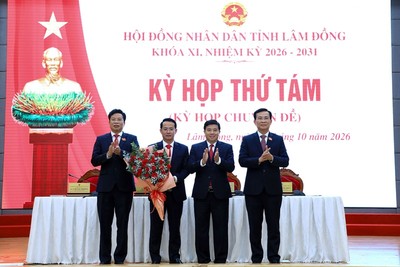 Ông Nguyễn Bá Út (cầm hoa) được bầu giữ chức Phó Chủ tịch UBND tỉnh Lâm Đồng.