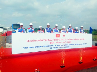 TP.HCM tổ chức đón nhận đoàn tàu đầu tiên của tuyến Metro số 1 (Bến Thành - Suối Tiên)