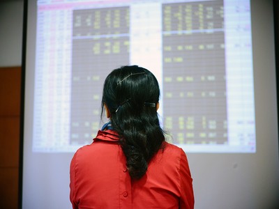 Nhà đầu tư nên đứng ngoài để quan sát các diễn biến tiếp theo của thị trường. Ảnh: Dũng Minh