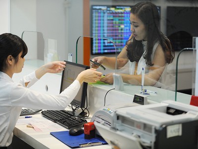 Dòng tiền đổ mạnh vào cổ phiếu