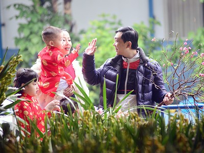 Hội chợ năm nay có các sản vật tiến Vua như: gà Hồ, gà Đông Tảo, gà chín cựa Tân Sơn, cam xoăn Lai Vung (Nam Bộ)...