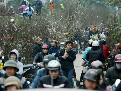 Người dân Thủ đô rộn ràng sắm Tết