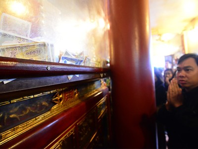 Tiền lẻ rải kín phủ Tây Hồ ngày Rằm tháng Giêng