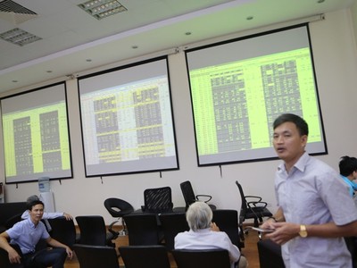 Sau thẻ vàng, HNX rút 8 thẻ đỏ với doanh nghiệp chậm công bố thông tin