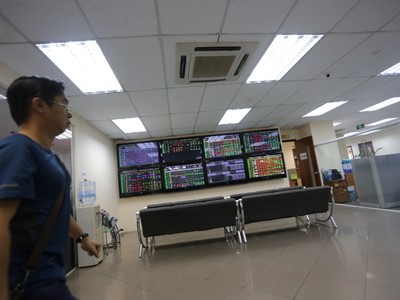 Tháng 4, sàn phái sinh giảm 40% thanh khoản 