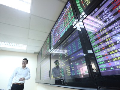 Vốn hóa đạt 140 tỷ USD, thị trường chứng khoán làm gì để bước đi bền vững?