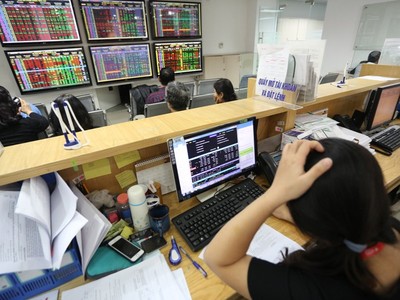 Chứng khoán phái sinh tuần qua: Thận trọng tại vùng đỉnh, rủi ro tăng