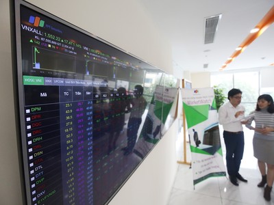 Cổ phiếu chịu áp lực lãi suất cao