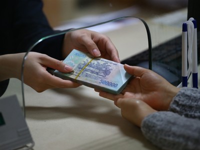 Tăng trưởng tín dụng giảm tốc, ngân hàng khó nâng hạn mức cho vay