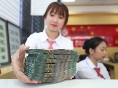 Siết tín dụng, vì sao ngân hàng đua tăng lãi suất huy động?