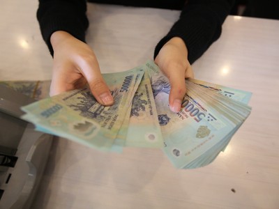 Lợi nhuận ngân hàng: Lãi giả “sướng” hơn lãi thật