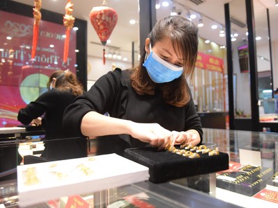 Giá vàng chiều ngày 25/2: Giá vàng trong nước giảm hơn 3,3 triệu đồng/lượng