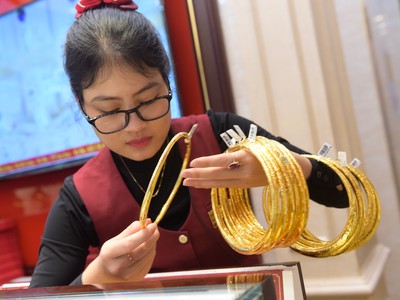 Giá vàng hôm nay ngày 27/10: Vàng lùi về sát mốc 4.000 USD/ounce