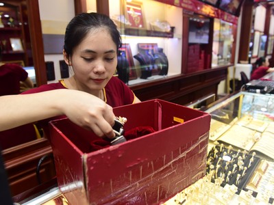 Giá vàng hôm nay ngày 15/3: Vàng đồng loạt lao dốc, SJC giảm 1,3 triệu đồng/lượng