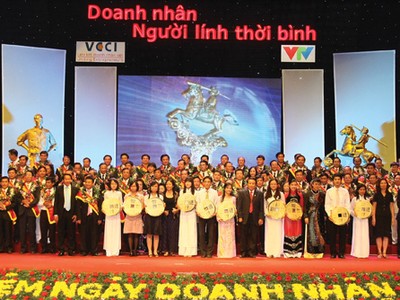 Những người vươn ra từ mắt bão
