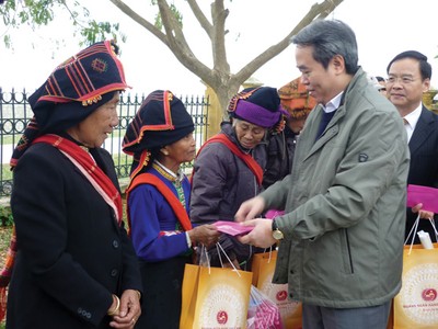 Con tàu này lên Tây Bắc, anh đi chăng?