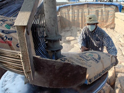 Chật vật tiêu thụ, doanh nghiệp xi măng “đông cứng”