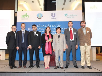 Đại diện của Unilever, Đại sứ quán Hà Lan, Bộ Nông nghiệp và Phát triển nông thôn, IDH và Rainforest Alliance tại buổi lễ ra mắt Dự án
