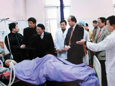 Lãnh đạo tỉnh Hà Nam thăm bệnh nhân nặng tại Bệnh viện Đa khoa tỉnh