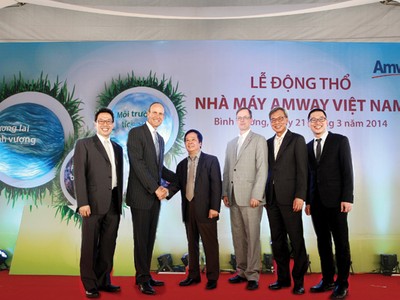 Ông Bạch Văn Mừng, Cục trưởng Cục Quản lý cạnh tranh (Bộ Công thương), ông Nathan P.Lane, viên chức kinh tế thuộc Tổng lãnh sự Hoa Kỳ tại Việt Nam chúc mừng ông Doug Devos, Tổng giám đốc điều hành Amway cùng các lãnh đạo cao cấp của Tập đoàn