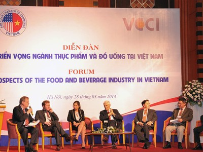 Các diễn giả trao đổi tại Diễn đàn Triển vọng ngành thực phầm và đồ uống tại Việt Nam 