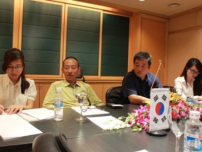 Ông Lý Tường Tuấn (thứ hai từ trái sang) và ông Franklin Bak (thứ ba từ trái sang) chia sẻ về kế hoạch phục hồi GBS