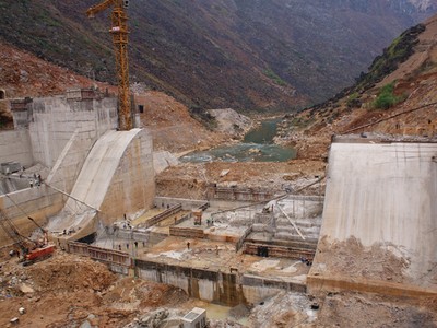 Trở ngại lớn nhất khi xây dựng thân đập và chân móng Nhà máy Thủy điện Nho Quế 3 là phải bịt được các hang trống chứa bùn nằm rải rác trong lòng núi đá vôi