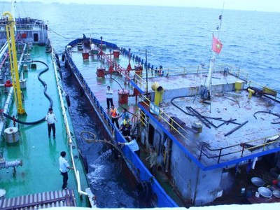 Tiếp tục thí điểm tạm nhập tái xuất xăng dầu sang Lào