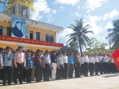 Bác vẫn cùng chúng cháu hành quân (Lễ chào cờ trên đảo Nam Yết sáng mùng 5/5/2014)