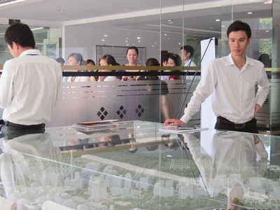 Nhiều khách hàng đã quen với việc giao dịch bất động sản qua sàn