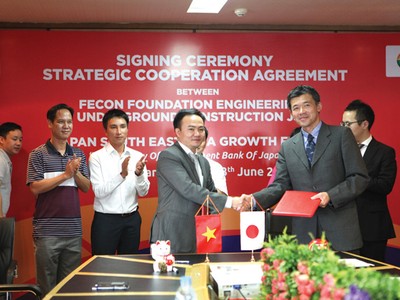 Chủ tịch HĐQT FECON Phạm Việt Khoa và ông Kiyoto Koyama, đại diện Quỹ Phát triển Đông Nam Á Nhật Bản (DBJ) ký thỏa thuận hợp tác chiến lược giữa hai đơn vị
