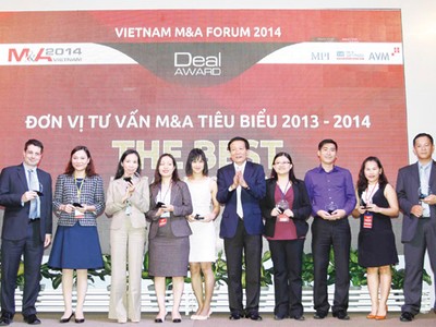 TS. Nguyễn Anh Tuấn, Tổng Biên tập Báo Đầu tư chúc mừng các đơn vị tư vấn M&A tiêu biểu 2013-2014