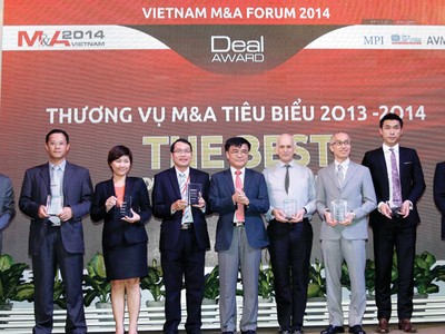Ông Nguyễn Văn Phúc, Phó chủ nhiệm Ủy ban Kinh tế của Quốc hội trao kỷ niệm chương cho các DN được bình chọn có thương vụ M&A tiêu biểu 2014