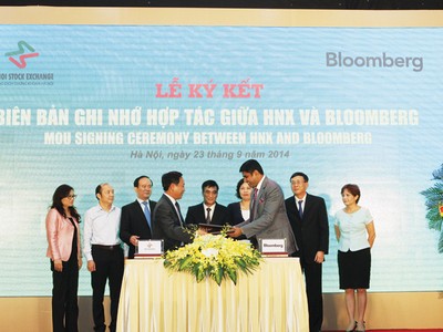 HNX ký thỏa thuận hợp tác với Bloomberg với sự chứng kiến của lãnh đạo Bộ Tài chính, NHNN và nhiều quan khách