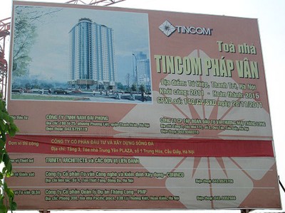 Tấm biển cũ đề khởi công 2009 và hoàn thành 2011 nay thay vào đó  khởi công 2011 và hoàn thành 2015