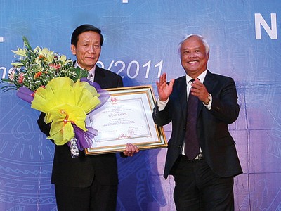 Phó chủ tịch Quốc hội Uông Chu Lưu chúc mừng Báo Đầu tư nhân dịp Báo nhận Huân chương Lao động hạng Nhì (tháng 9/2011)